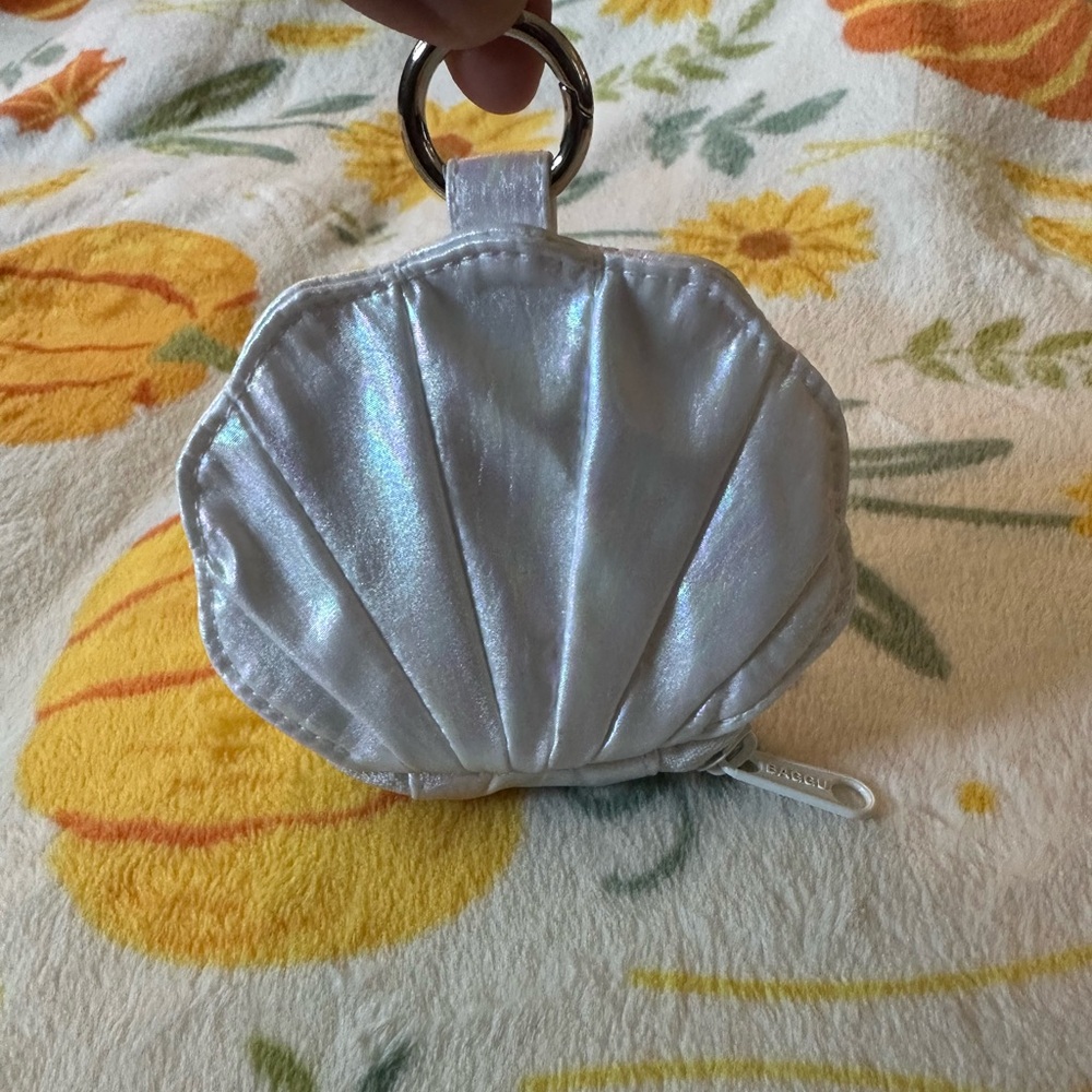 Baggu Pearl Shell Charm Keychain